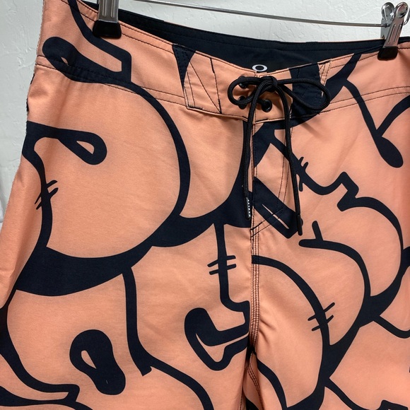 OAKLEY STAPLE GRAFFITI BOARDSHORT SWIM TRUNKS BLOOMING DAHLIA - Picture 3 of 9